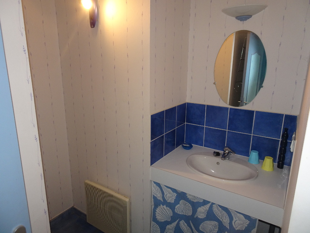 Vue de la salle de bain de la chambre bleue