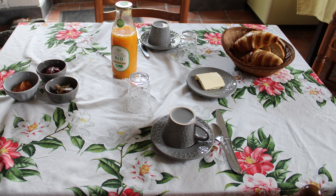 photographie d'un petit déjeuner inclus avec une chambre à l'auberge
