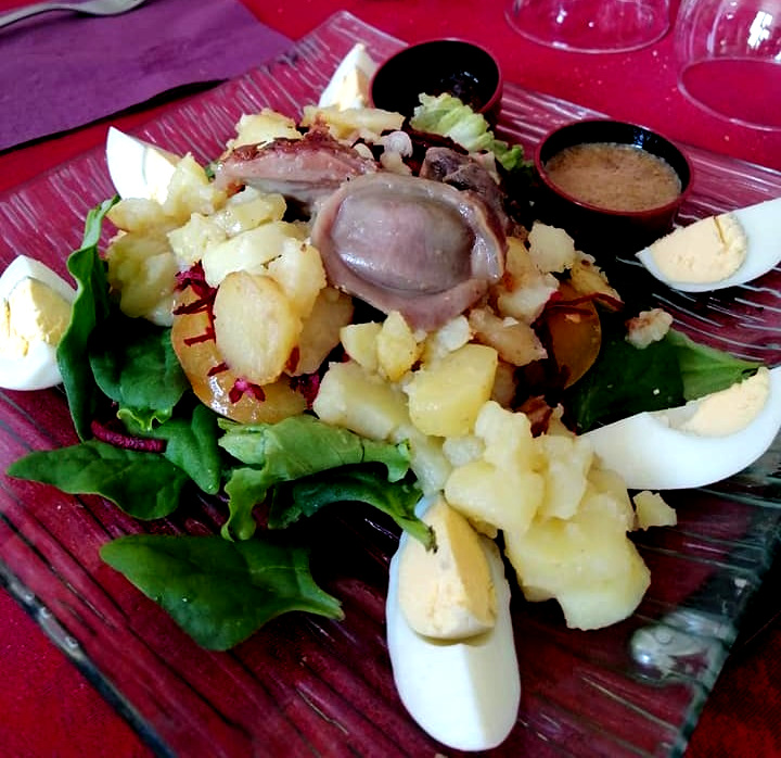 salade composée : crudités, œufs, pommes de terre et gésiers